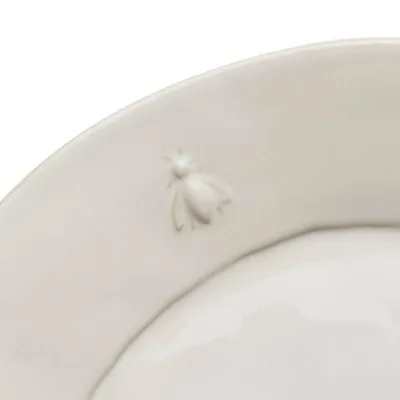 Détail de l'abeille sur l'assiette de service en céramique La Rochère