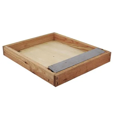 Nourrisseur couvre-cadres en bois paraffiné avec plaque métal – format 410x505x70 mm, fabrication européenne.