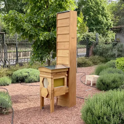 Exemple de ruche pédagogique installée avec cheminée et support – corps vitré et toit chalet (non inclus)