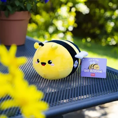Peluche Super Soft Mini Bee Legami en extérieur – compagnon moelleux et joyeux à emporter partout