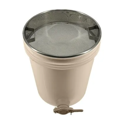Tamis inox Ø28 cm posé sur maturateur plastique 20/25 kg