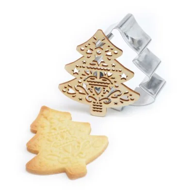 Emporte-pièce sapin en inox, embosseur en bois et exemple de biscuit marqué