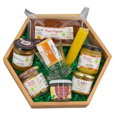 Coffret alvéole en bois avec ses 9 produits : miels, douceurs au miel, thé vert, savon, bougie et gobelet Abeille La Rochère.