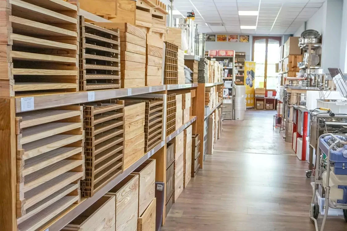 Vente de ruches aux dimensions standards fabriquées par notre atelier bois dans notre magasin