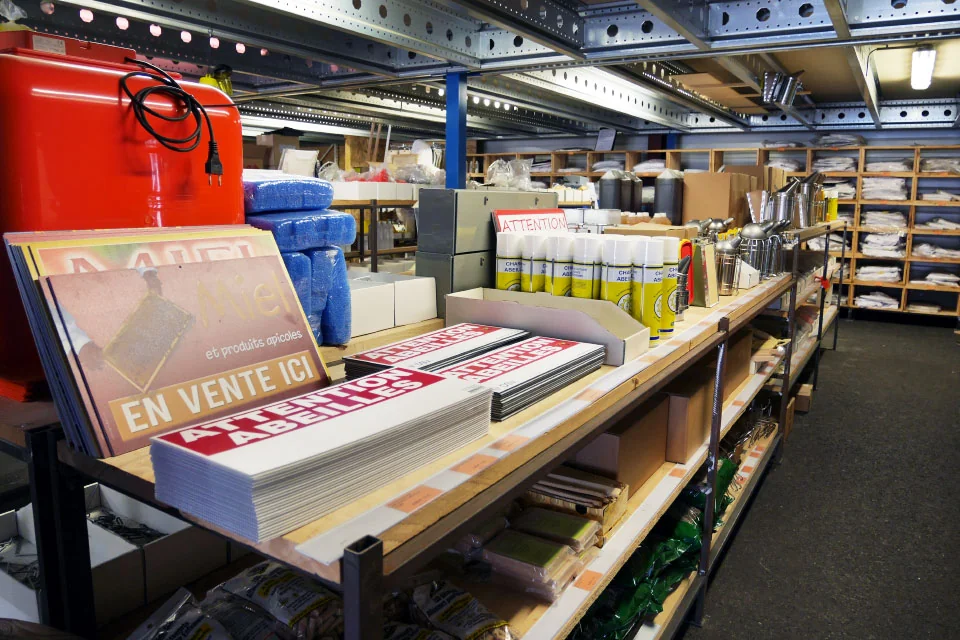Notre magasin Apiculture Remuaux de Barbentane - rayon essentiels pour le travail au rucher Notre magasin Apiculture Remuaux de Barbentane - rayon essentiels pour le travail au rucher