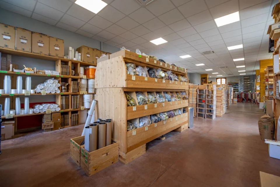 Notre magasin Apiculture Remuaux de Saint-Juéry - rayon emballage Notre magasin Apiculture Remuaux de Saint-Juéry - rayon emballage