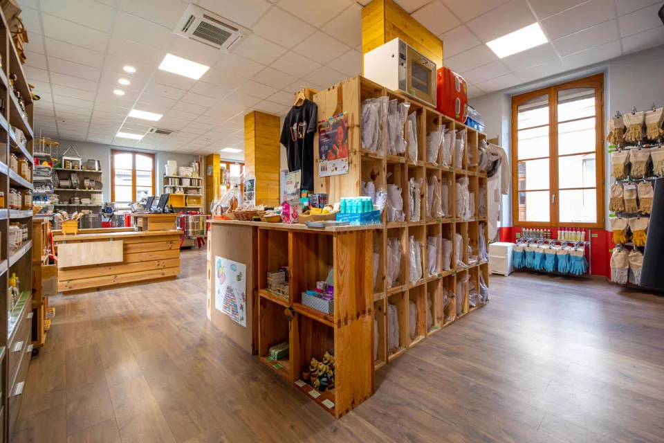 Notre magasin Apiculture Remuaux de Saint-Juéry - rayon équipement de l'apiculteur Notre magasin Apiculture Remuaux de Saint-Juéry - rayon équipement de l'apiculteur