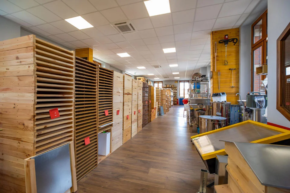 Notre magasin Apiculture Remuaux de Saint-Juéry - rayon matériel bois Notre magasin Apiculture Remuaux de Saint-Juéry - rayon matériel bois