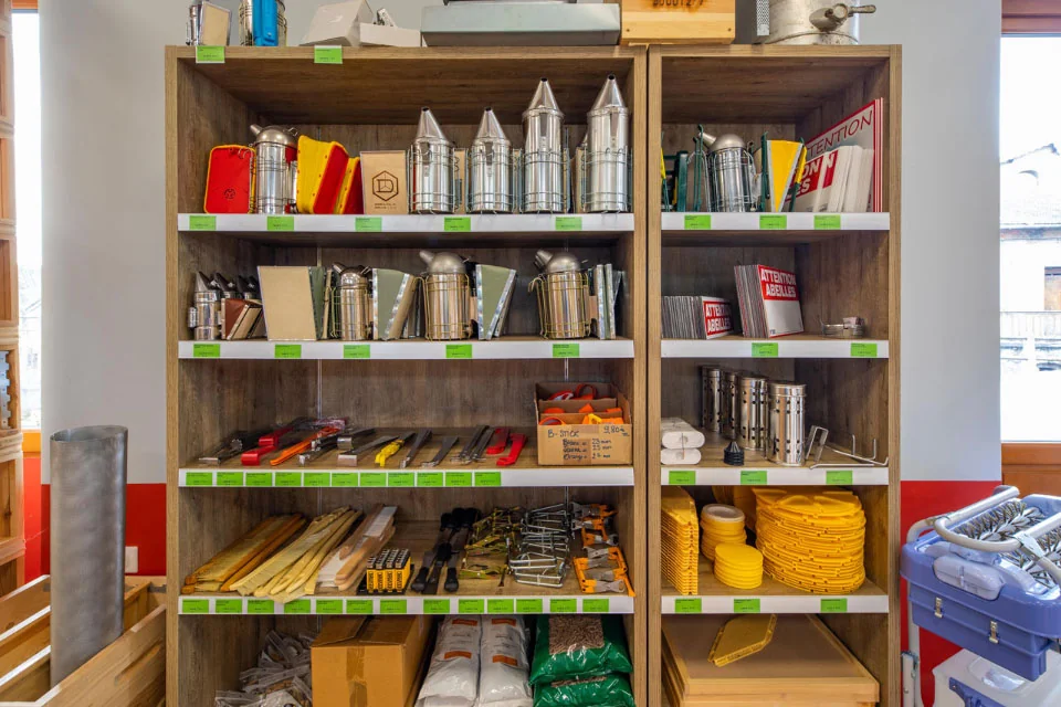Notre magasin Apiculture Remuaux de Saint-Juéry - rayon essentiels pour le travail au rucher Notre magasin Apiculture Remuaux de Saint-Juéry - rayon essentiels pour le travail au rucher